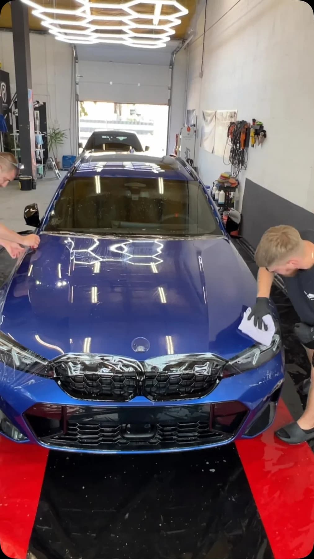 BMW M3 pod lampami punktowymi — ocena defektów lakieru przed korektą