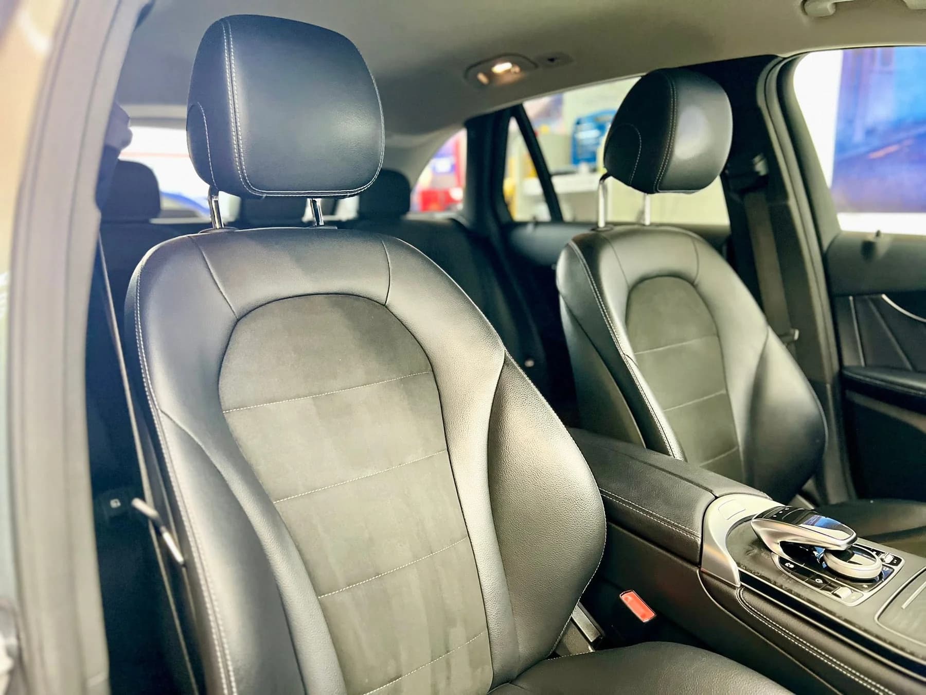 Fotele przednie Mercedesa GLC po detailingu wnętrza