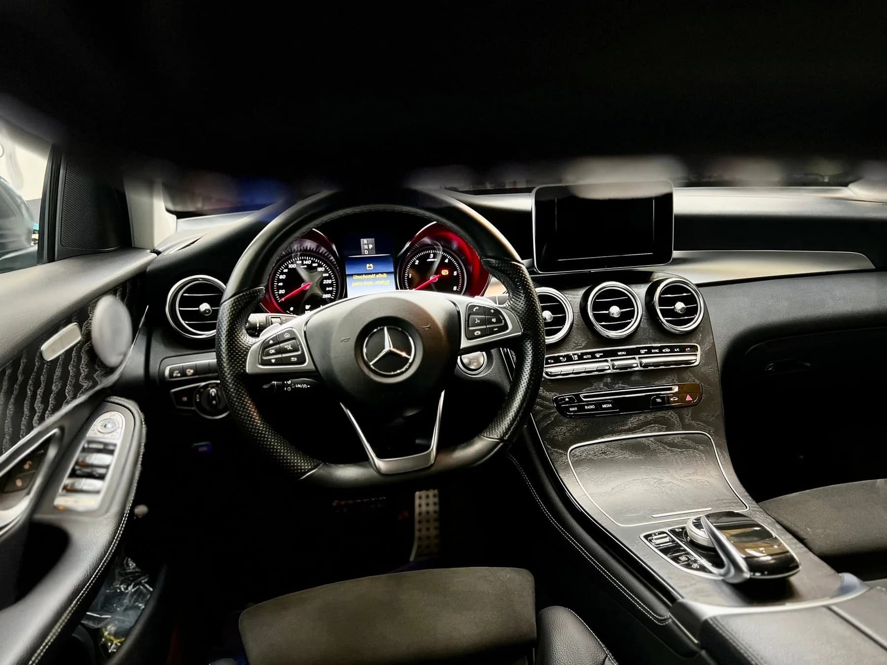 Kokpit Mercedesa GLC po czyszczeniu wnętrza