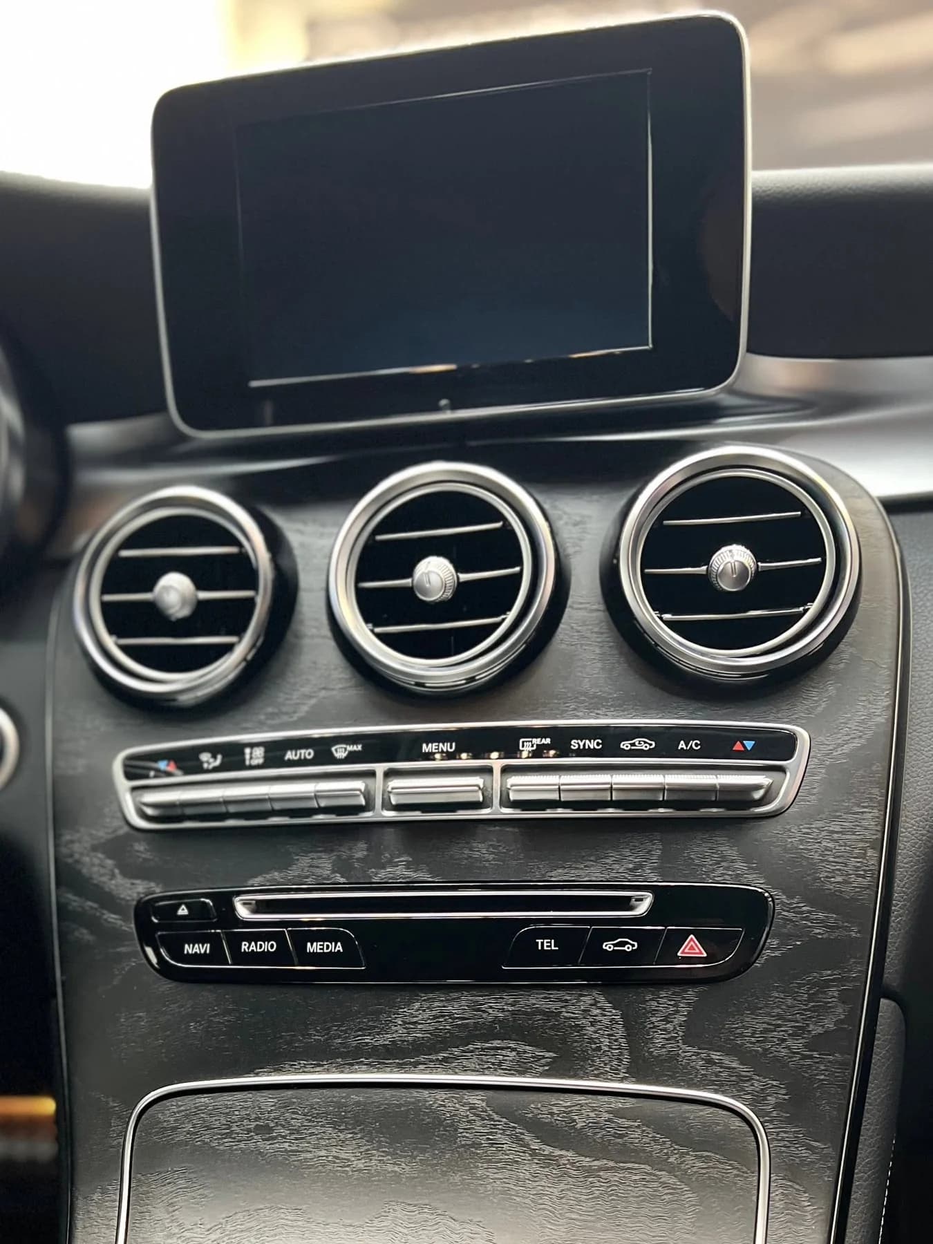 Konsola środkowa Mercedesa GLC po czyszczeniu