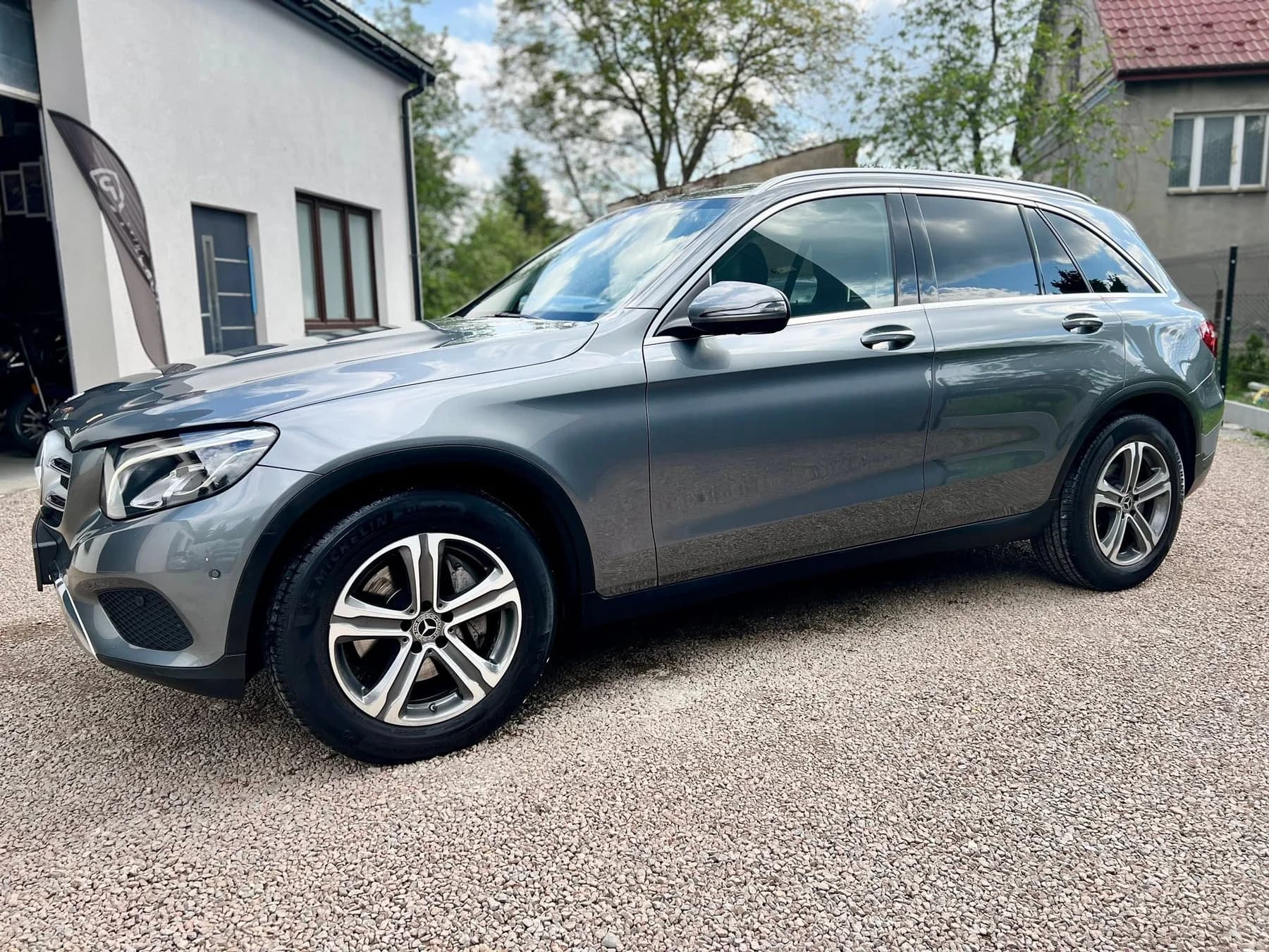 Mercedes GLC z profilu po detailingu