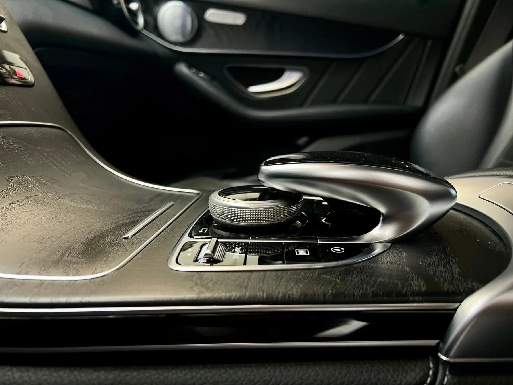 Tunel środkowy Mercedesa GLC po detailingu wnętrza
