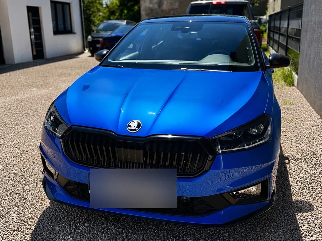 Niebieska Škoda Fabia Monte Carlo z przodu pod skosem — głęboki połysk lakieru po powłoce ceramicznej.