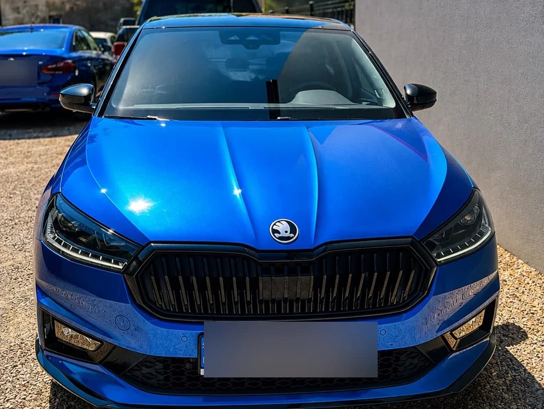 Niebieska Škoda Fabia Monte Carlo na podjeździe przed studiem, ujęcie z przodu — lakier po nałożeniu powłoki ceramicznej.