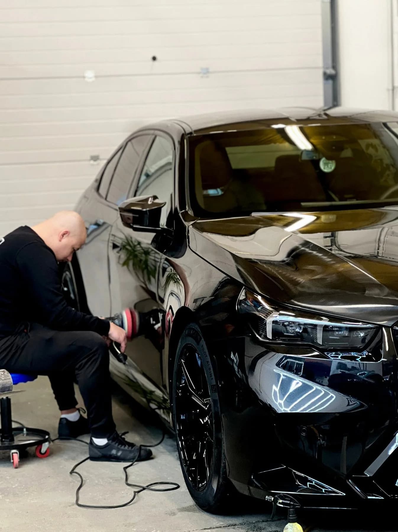 Aplikacja folii ochronnej PPF na zderzaku BMW w studiu Auto Estetyka w Krakowie