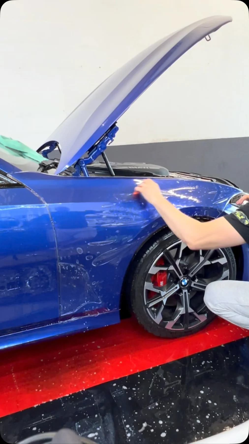 Folia ochronna PPF nakładana na błotnik BMW