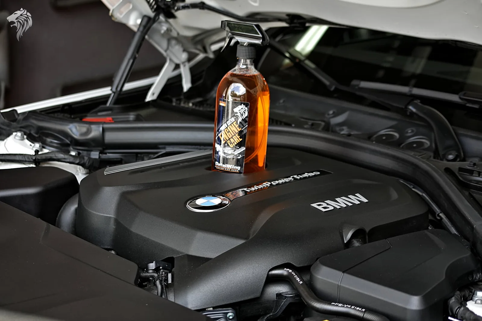 Komora silnika BMW w trakcie czyszczenia detailingowego