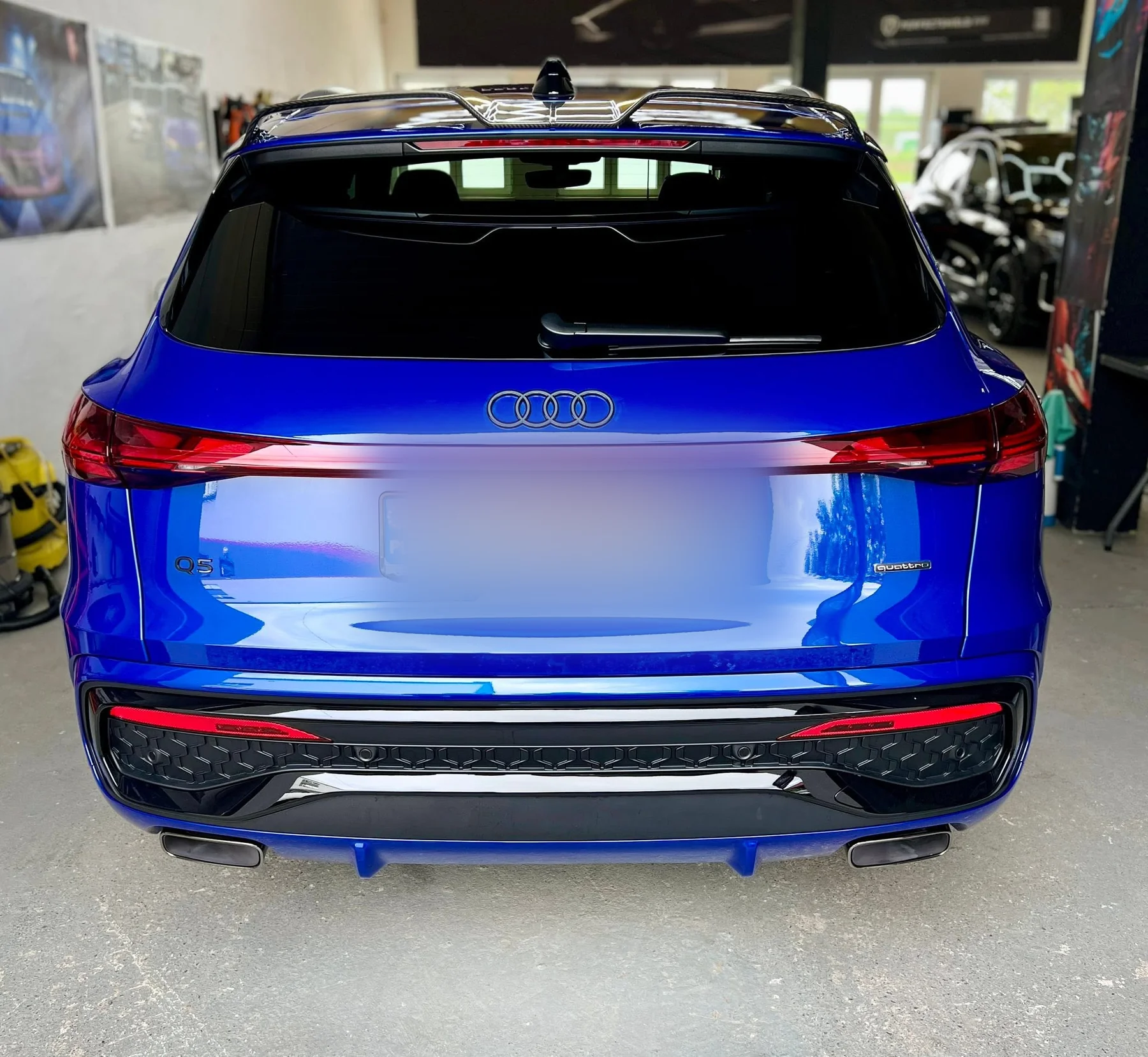 Tył niebieskiego Audi po zabezpieczeniu folią PPF, auto ustawione w hali studia Auto Estetyka.