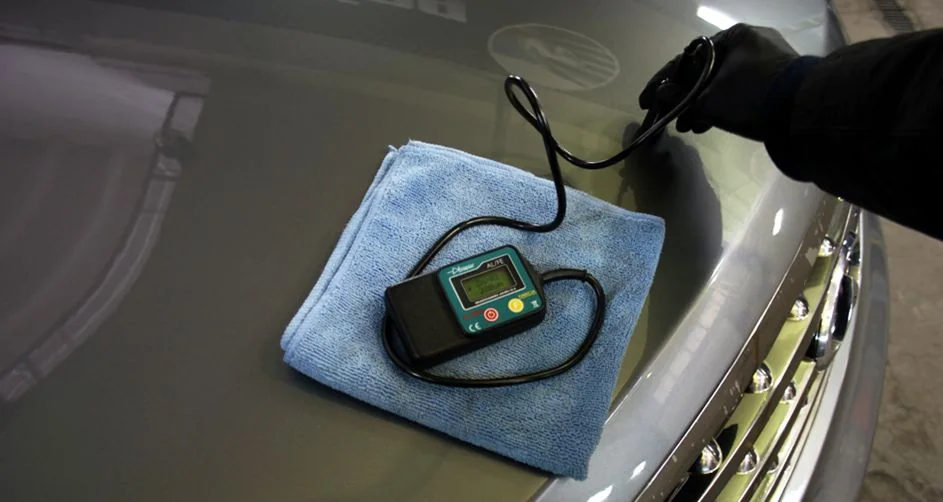Pomiar grubości lakieru miernikiem elektronicznym ułożonym na mikrofibrze