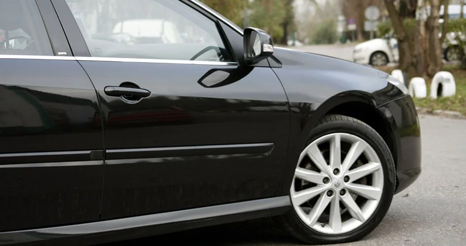 Czarny Mercedes klasy E z profilu po detailingu, z widoczną felgą i lakierem bez zarysowań