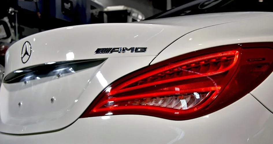 Białe Mercedes AMG od tyłu po zabezpieczeniu lakieru — tylna lampa i zderzak