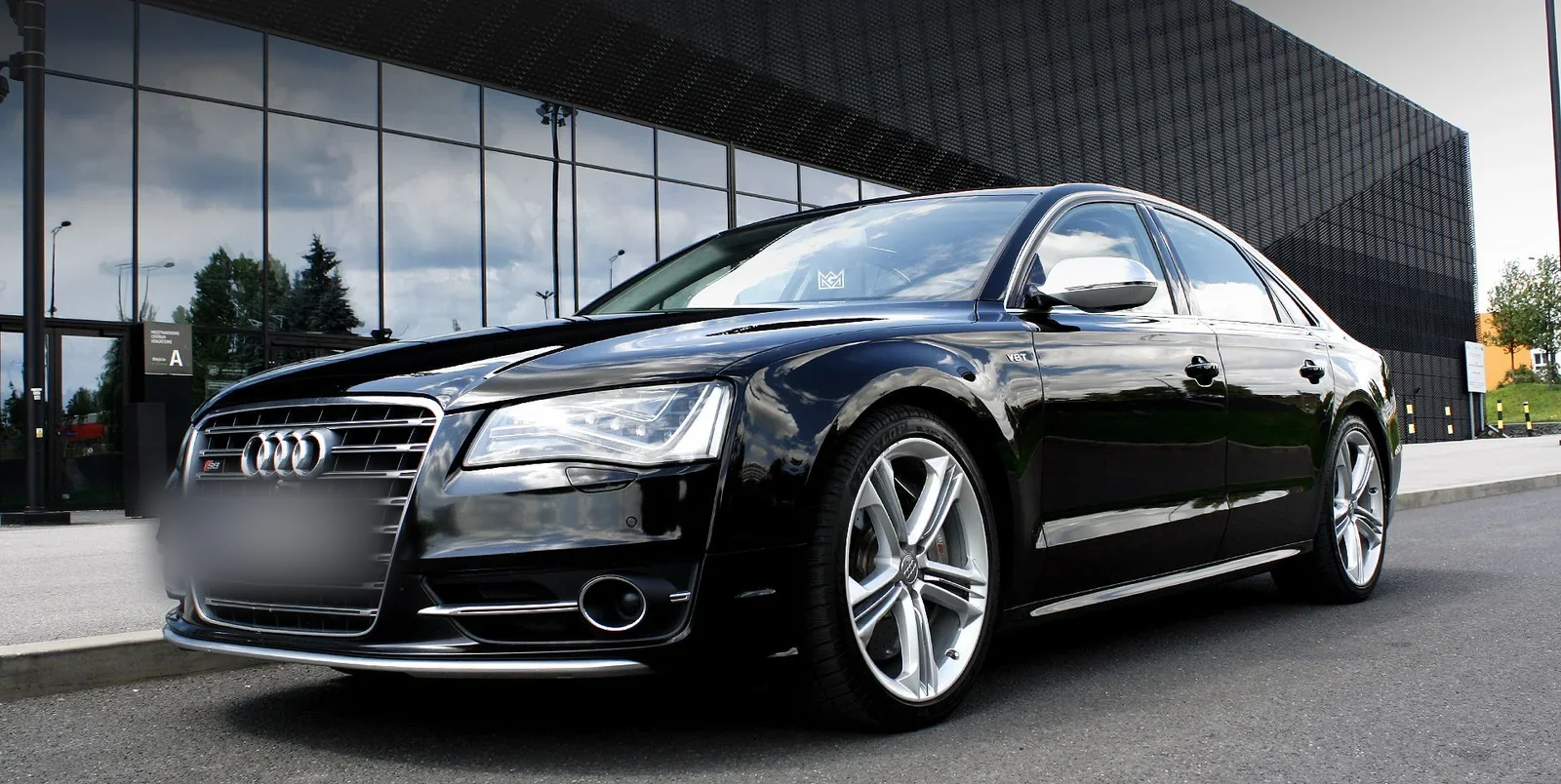 Czarne Audi S8 z profilu po detailingu — widoczna głębia i jednolity połysk lakieru