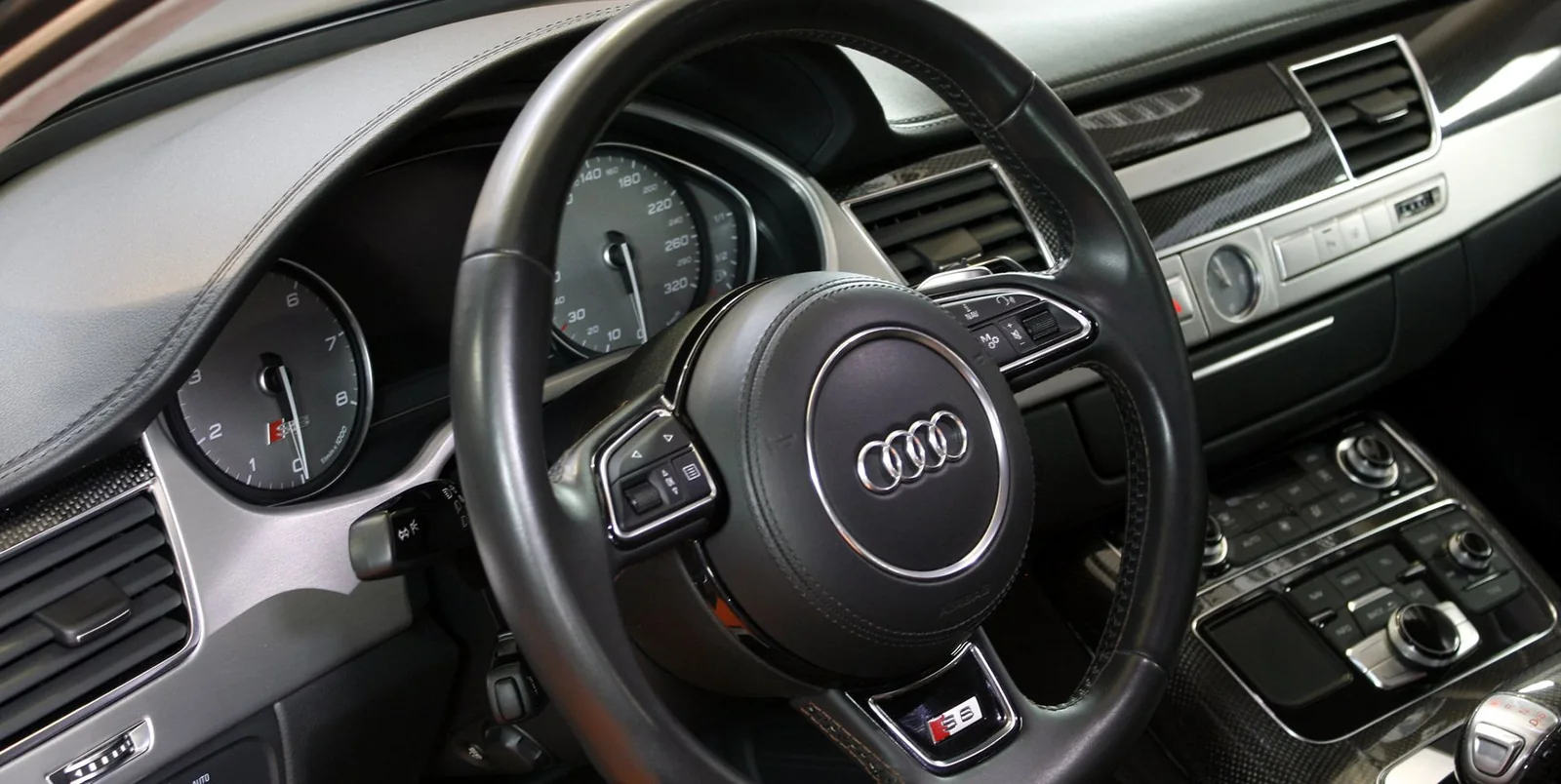 Wnętrze Audi A8 po czyszczeniu — kierownica, konsola i nawiewy bez smug