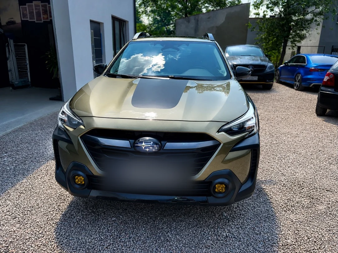 Przód Subaru Outback po zabezpieczeniu folią ochronną PPF, auto ustawione na podjeździe przed studiem.