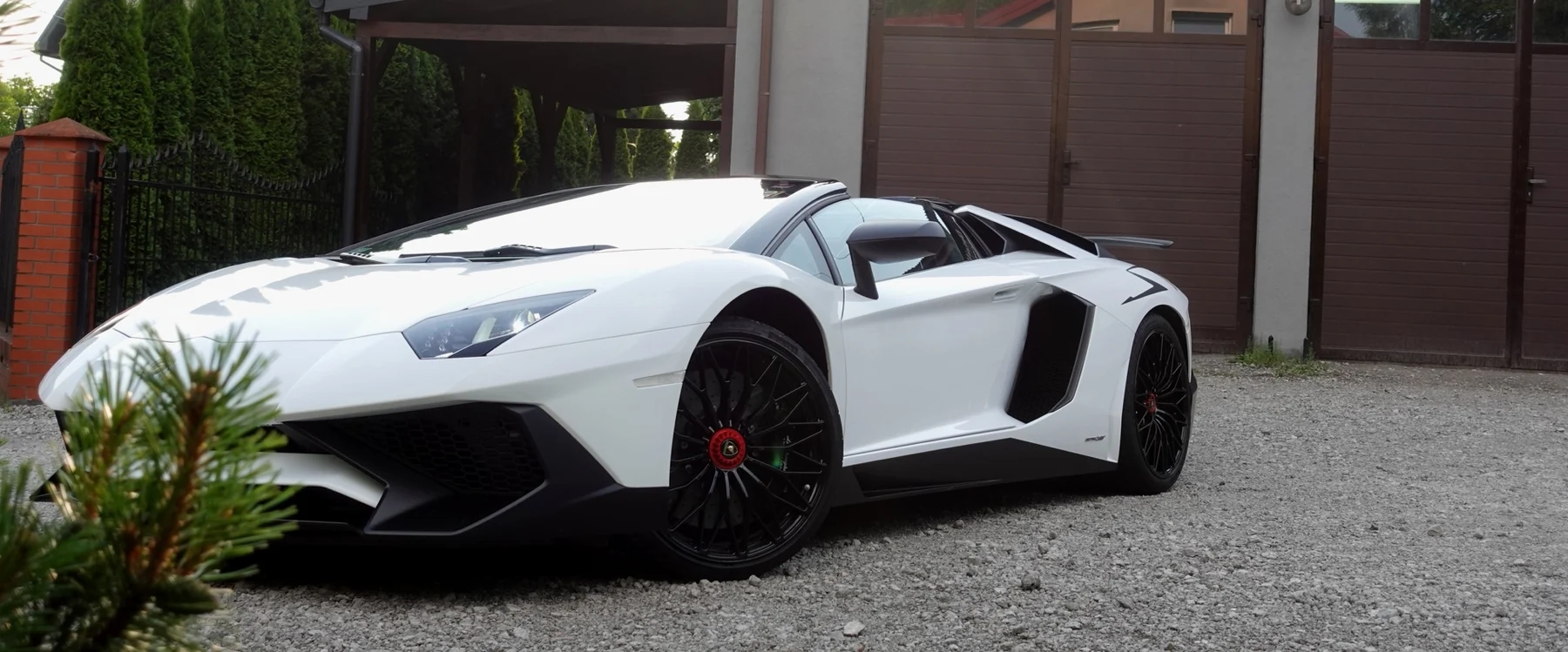 Biały Lamborghini Aventador SV Roadster przed studiem detailingu w Krakowie